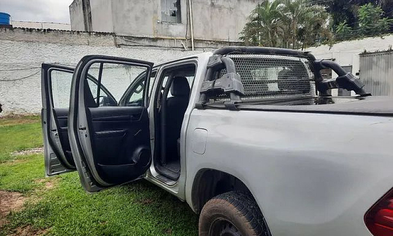 Veículo Toyota Hilux...