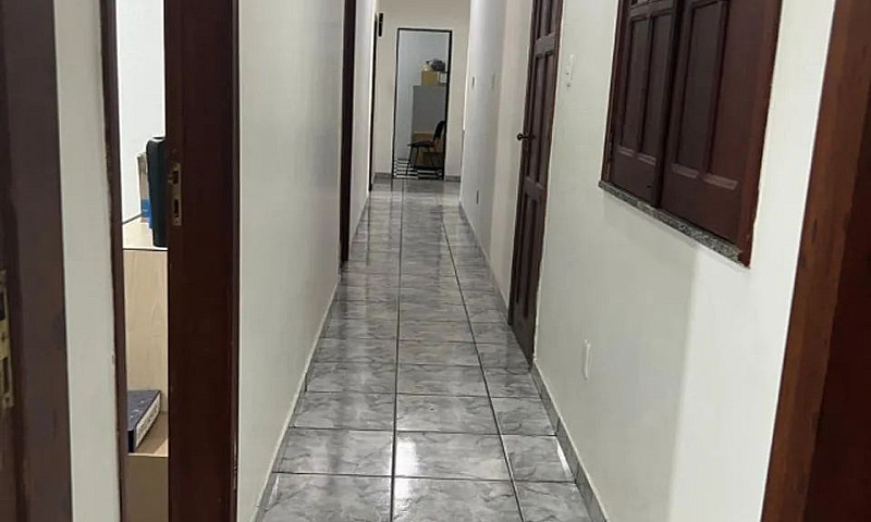 Aluga-Se Casa 335 M2...