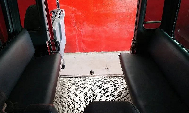 Land Rover Defender ...