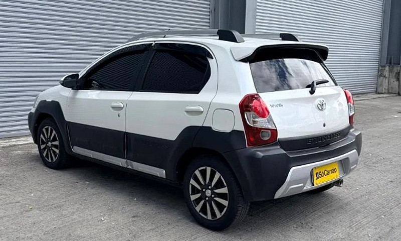 Toyota Etios Cross 1...