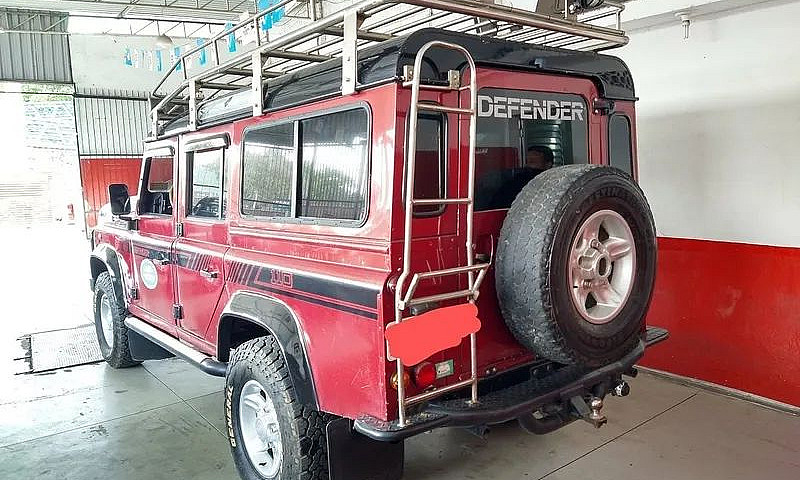 Land Rover Defender ...