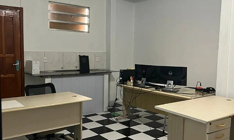 Aluga-Se Casa 335 M2...