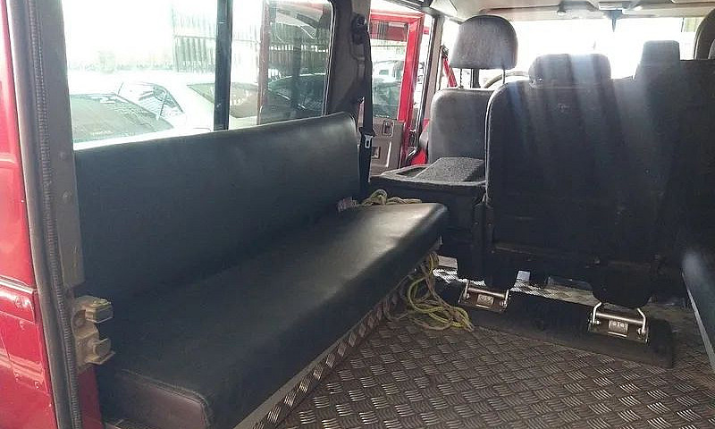 Land Rover Defender ...