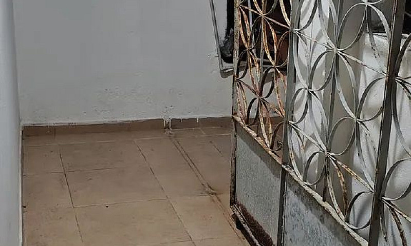 Aluga-Se Casa De Pri...