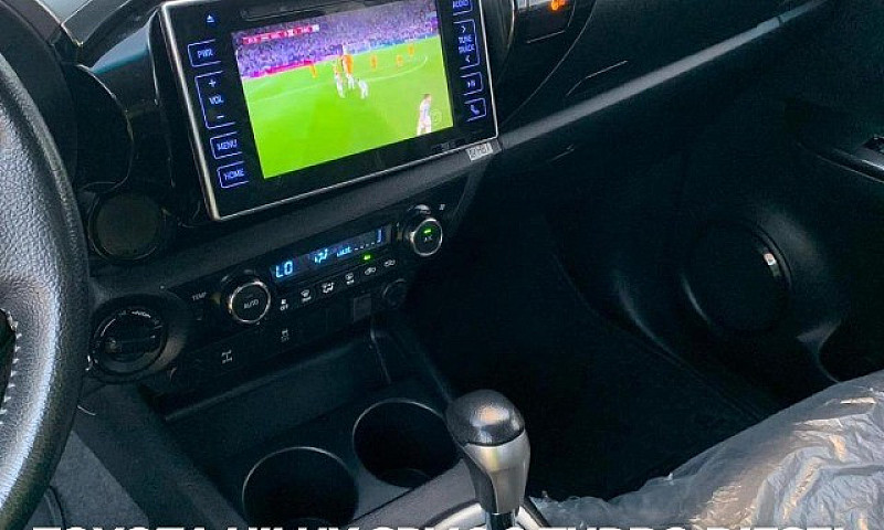 Toyota Hilux Srv 2.8...