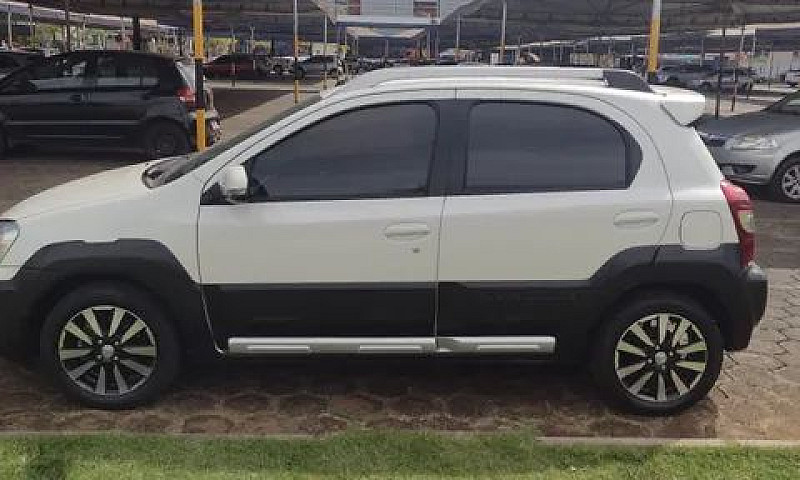 Toyota Etios Cross 1...