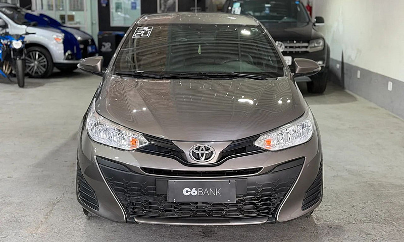 Toyota Yaris Live 1....