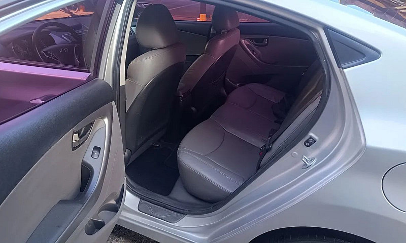 Hyundai Elantra 2012...