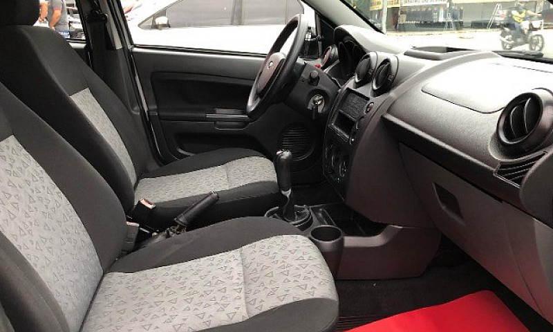 Ford/Fiesta Sedan 1....