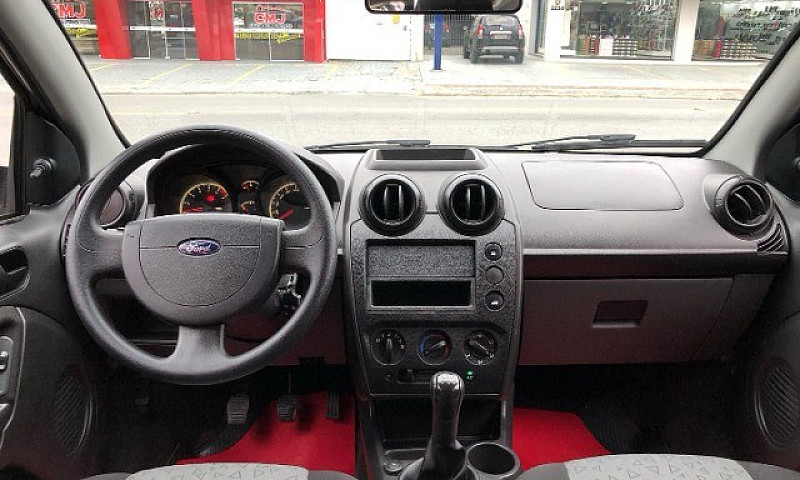 Ford/Fiesta Sedan 1....