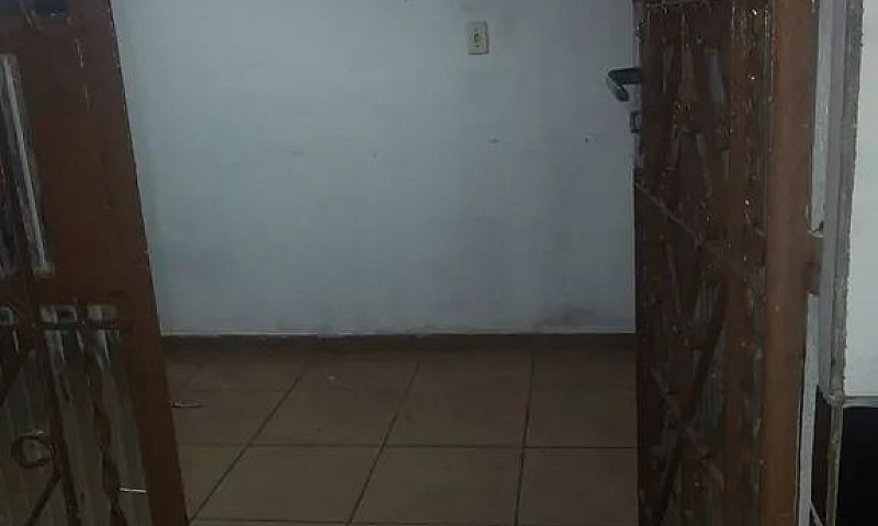 Aluga-Se Casa De Pri...