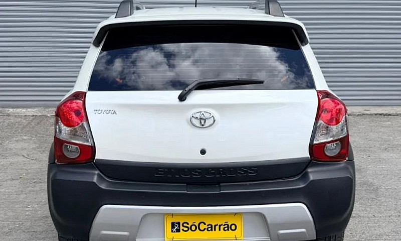 Toyota Etios Cross 1...