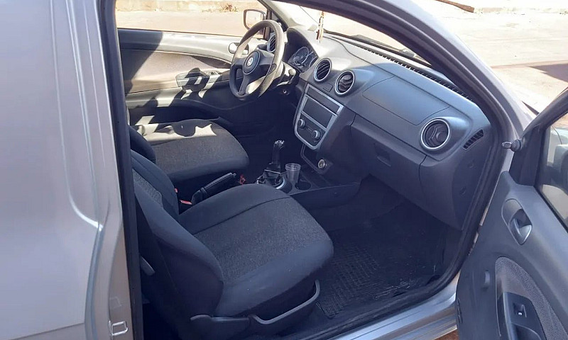 Volkswagen Saveiro 1...