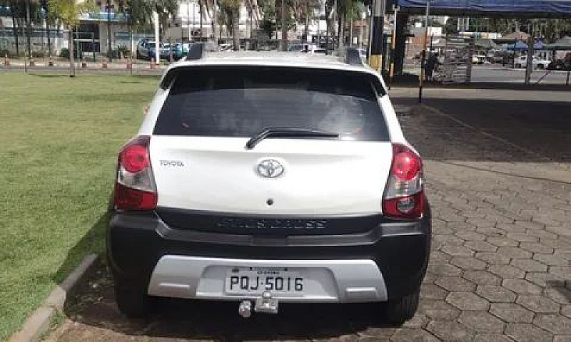 Toyota Etios Cross 1...