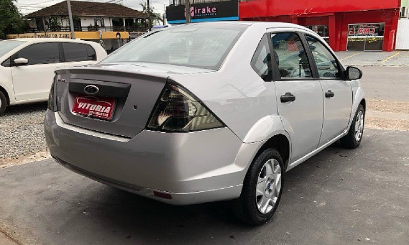 Ford/Fiesta Sedan 1....