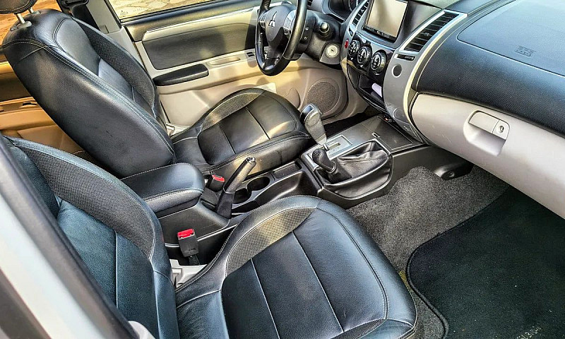 Mitsubishi Pajero Da...