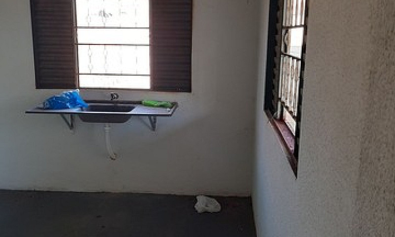 Aluga-Se Casa 400.00...