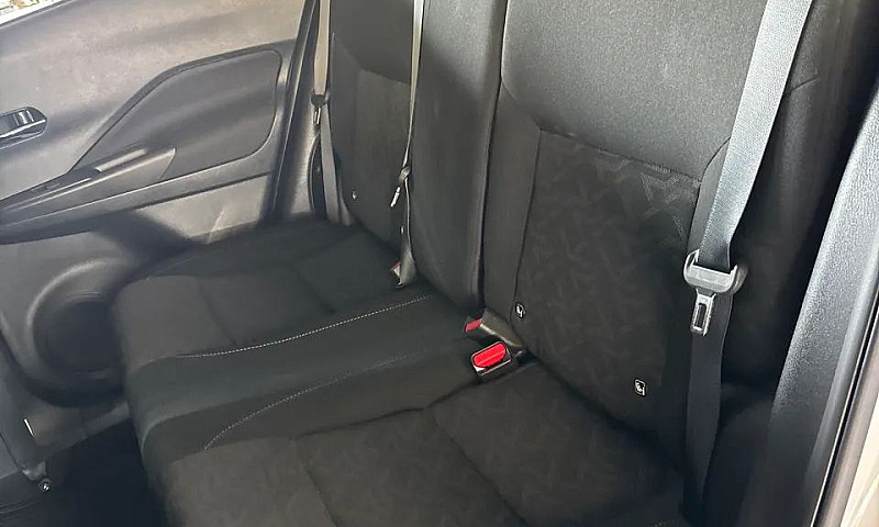 Nissan Kicks Play Se...