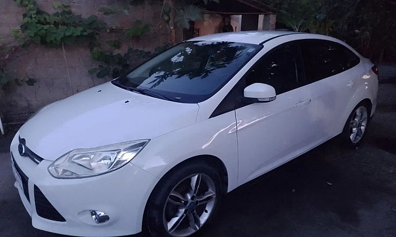 Ford Focus Sedan 2.0...