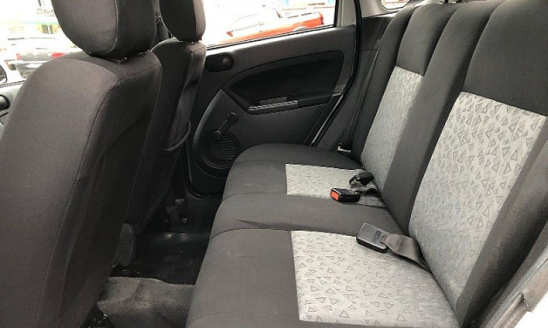 Ford/Fiesta Sedan 1....