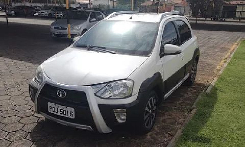 Toyota Etios Cross 1...