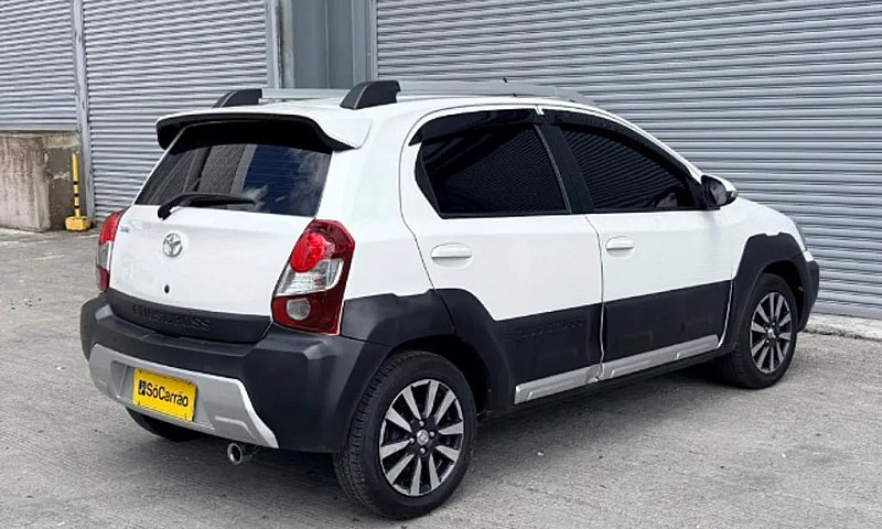 Toyota Etios Cross 1...