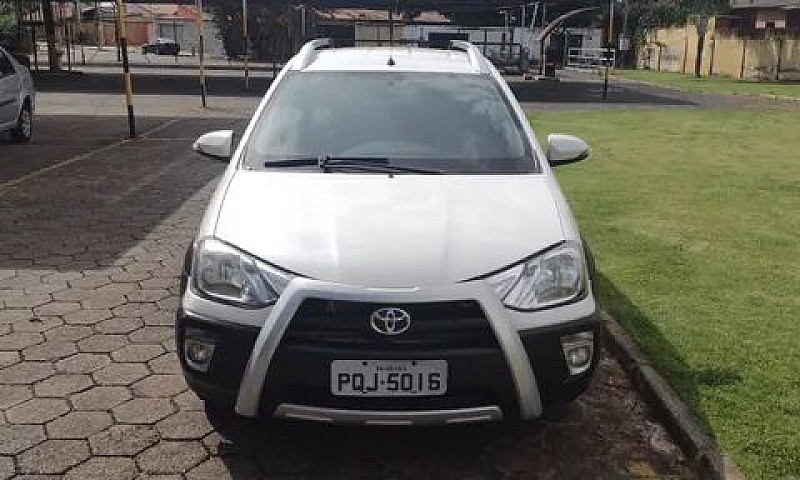 Toyota Etios Cross 1...