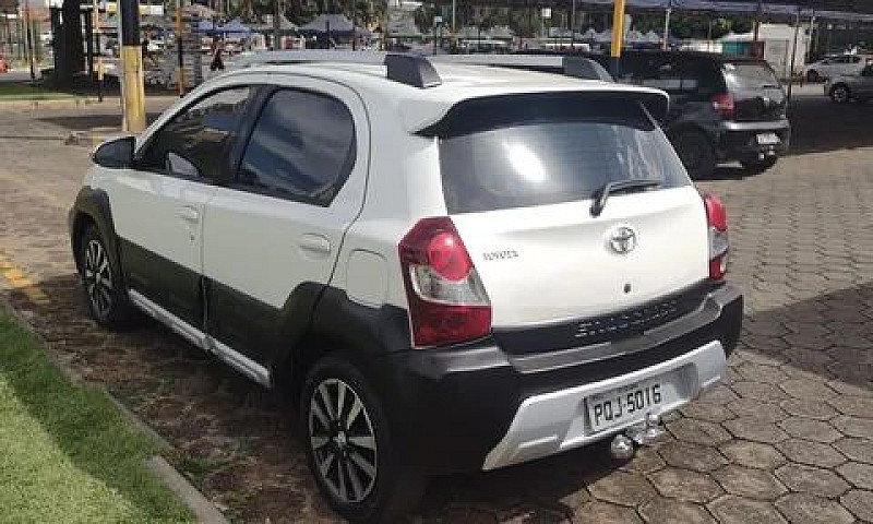 Toyota Etios Cross 1...