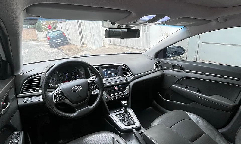 Hyundai Elantra Spec...