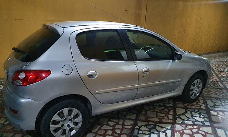 Peugeot 207 1.4 2014...