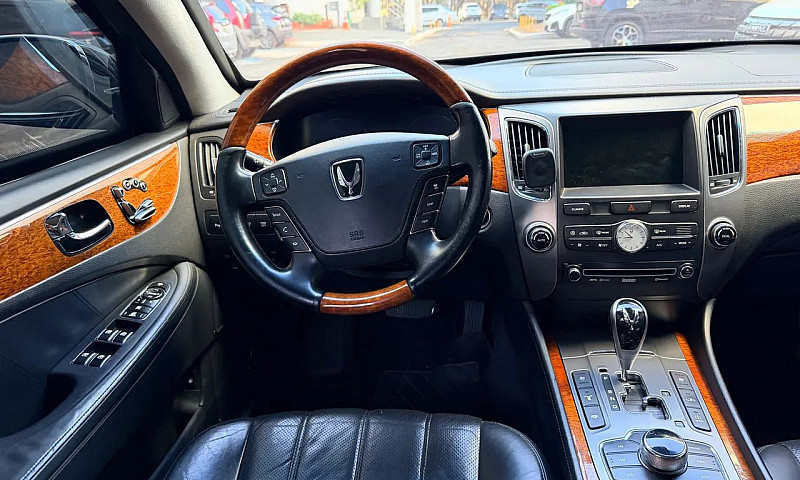 Hyundai Equus 4.6 V8...