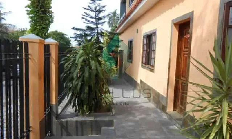 Casa De Rua Espaçosa...