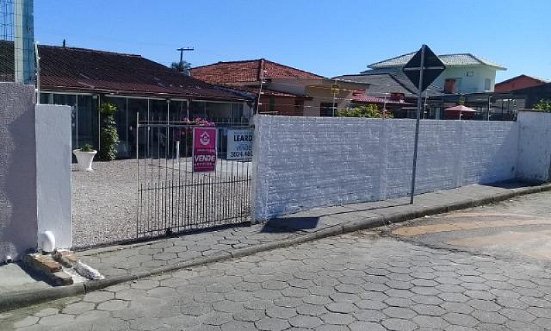 Linda Casa No Bairro...