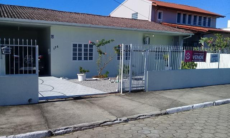 Linda Casa No Bairro...