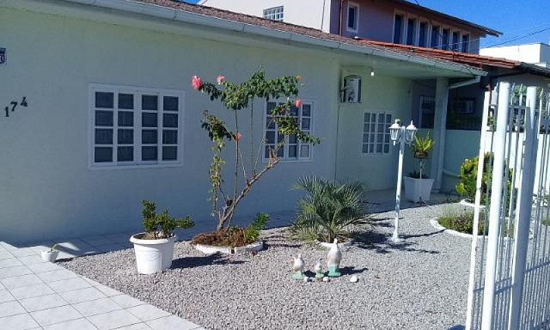 Linda Casa No Bairro...