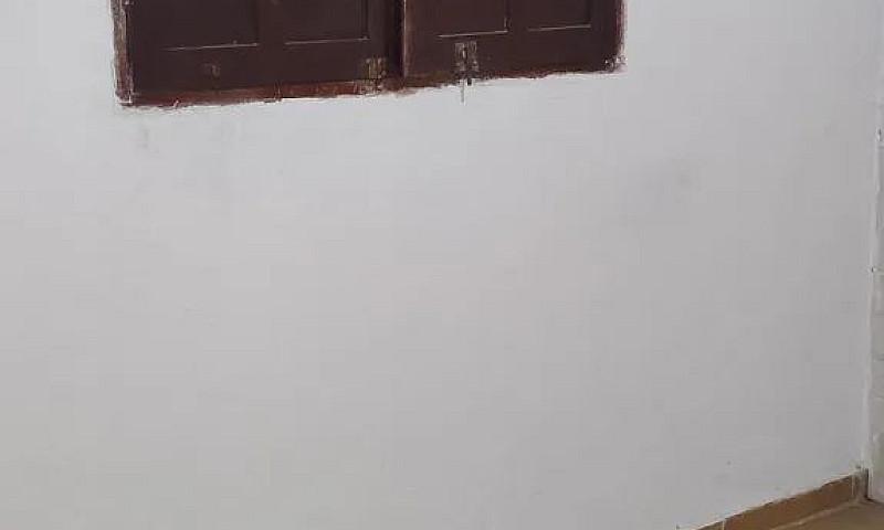 Aluga-Se Casa De Pri...