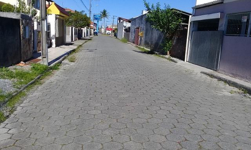 Linda Casa No Bairro...