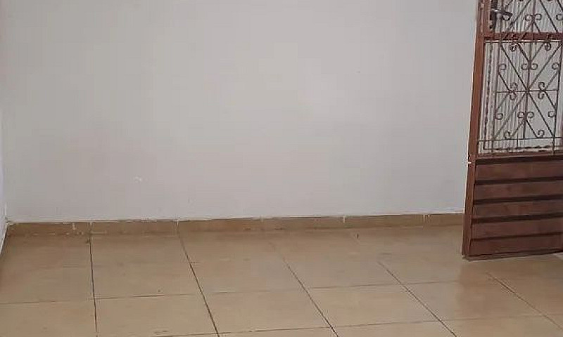 Aluga-Se Casa De Pri...