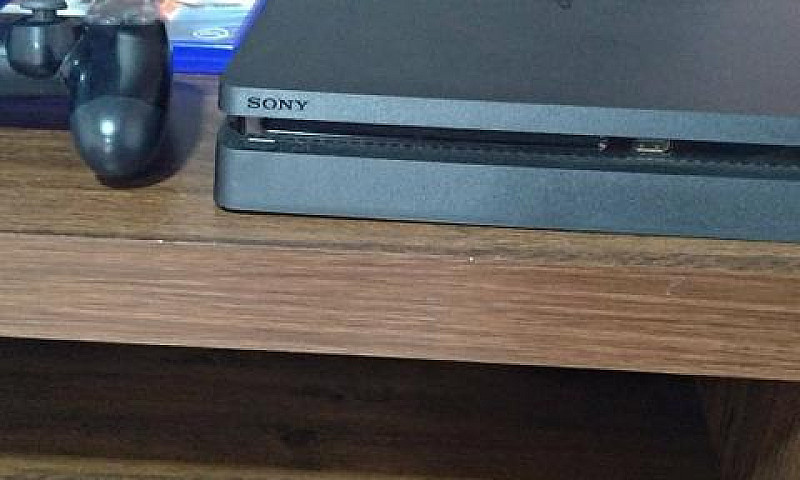 Playstation 4 Slim...