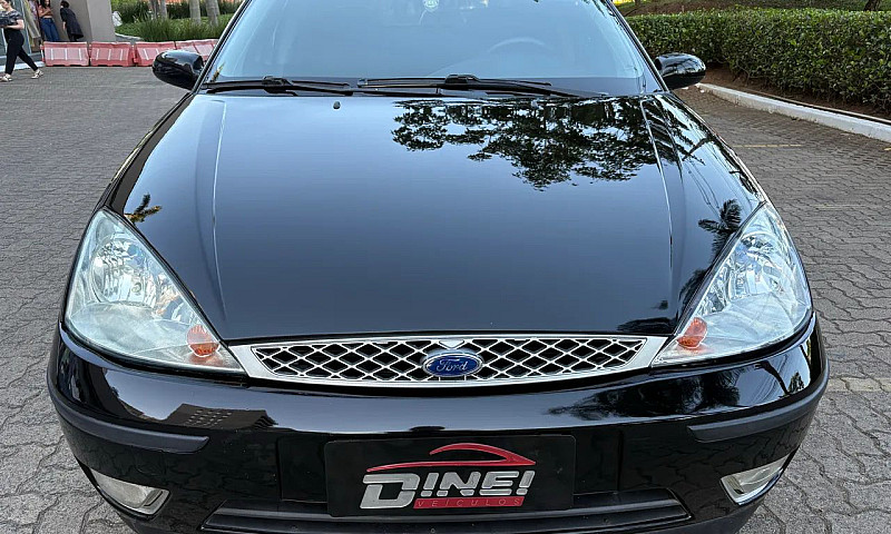 Ford Focus Sedan 1.6...