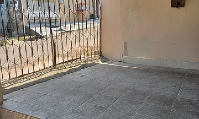 Aluga-Se Casa...