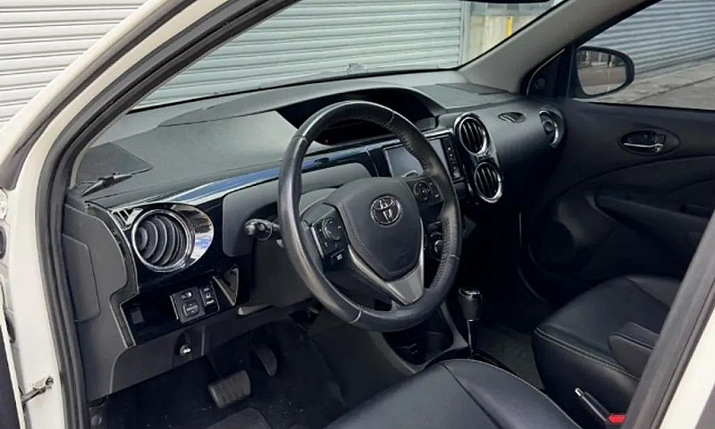 Toyota Etios Cross 1...