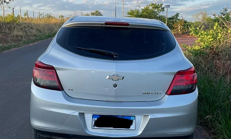 Chevrolet Onix Hatch...