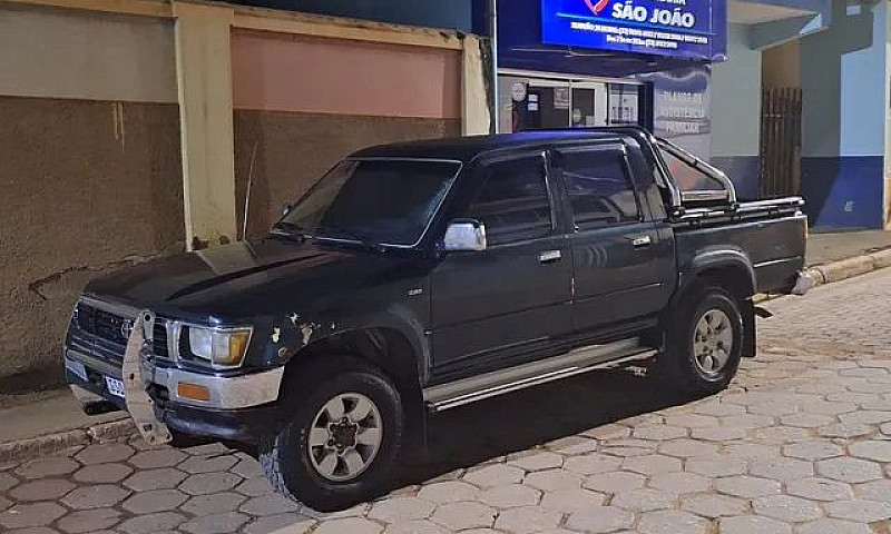Vendo Toyota Hilux 4...