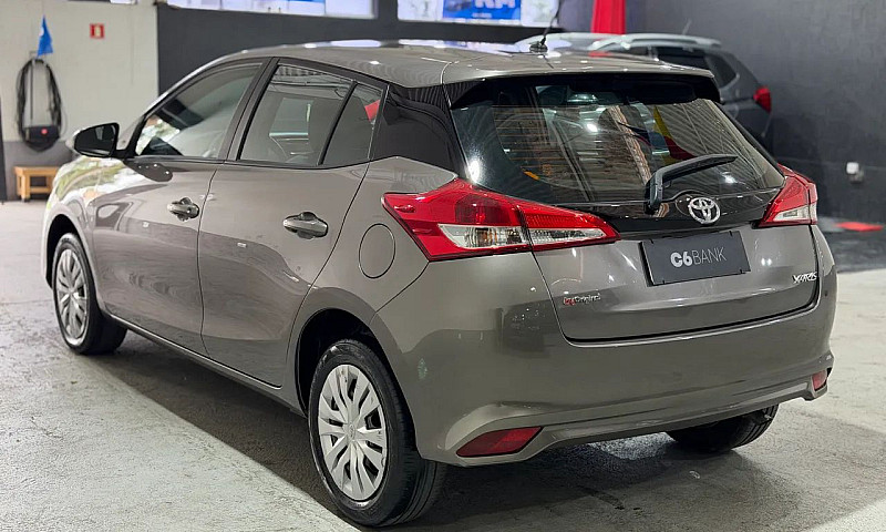 Toyota Yaris Live 1....