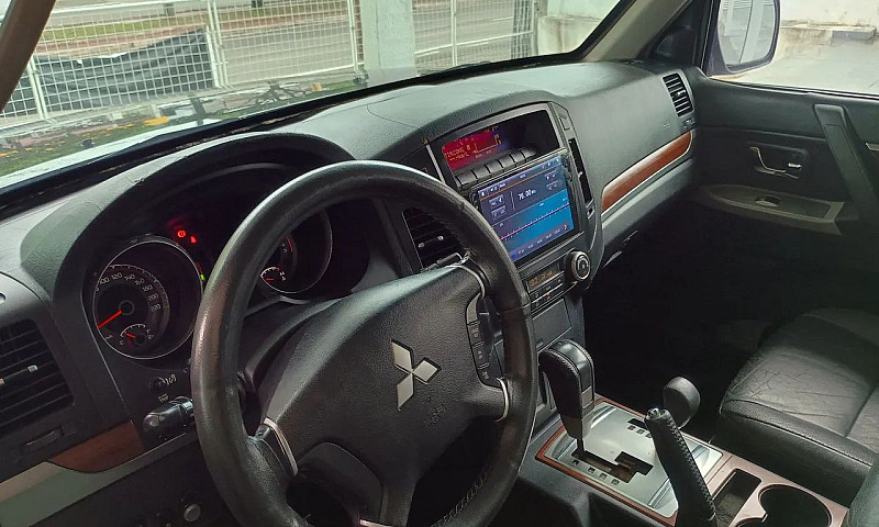 Mitsubishi Pajero Fu...