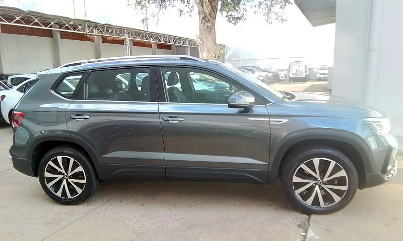 Volkswagen Taos 2023...