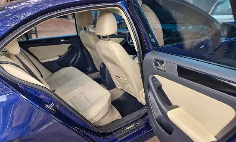 Volkswagen Jetta Com...