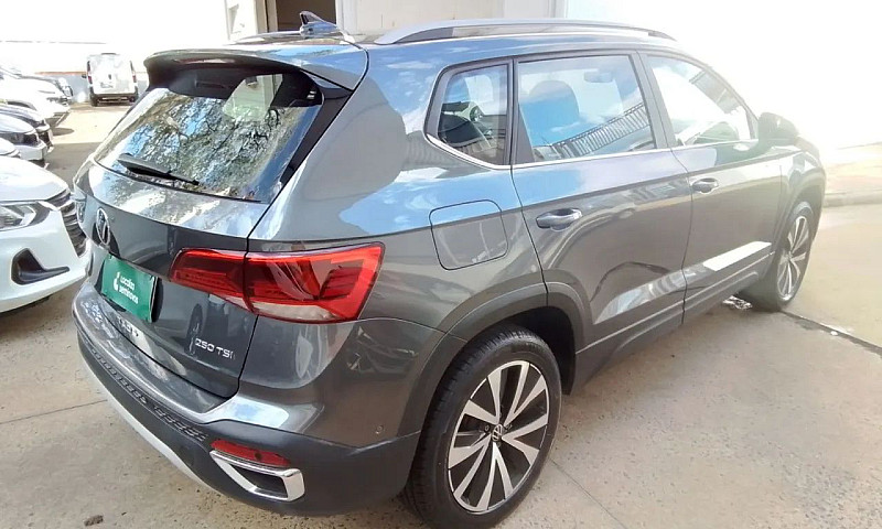 Volkswagen Taos 2023...