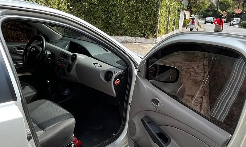 Toyota Etios Xs Seda...